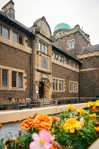 スターリングにあるStirling Highland Hotel- Part of the Cairn Collectionの花の多い建物