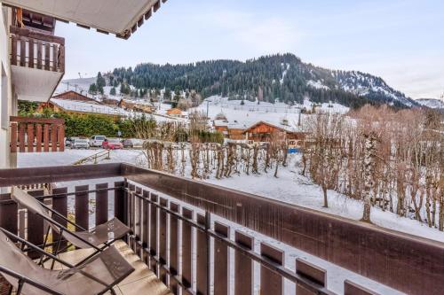 einen Balkon mit Blick auf einen schneebedeckten Berg in der Unterkunft Superb ski-in apartment in Megève - Welkeys in Megève