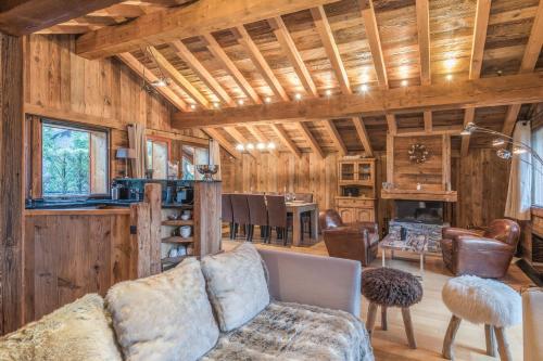 un salon avec un canapé et une table dans l'établissement Chalet du Jaillet - Welkeys, à Megève