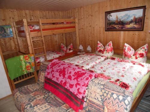 1 Schlafzimmer mit 1 Bett und 2 Etagenbetten in der Unterkunft FeWo Spreequelle in Herrnhut