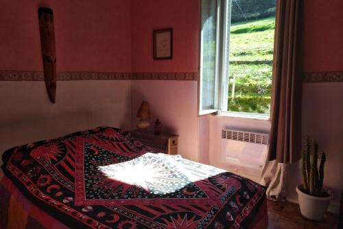 Ένα ή περισσότερα κρεβάτια σε δωμάτιο στο Maison à l'ancienne avec grand terrain , animaux bienvenus