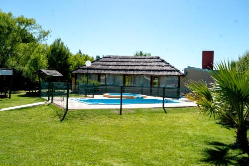 una casa con piscina en un patio en Cabañas Huidun en San Rafael