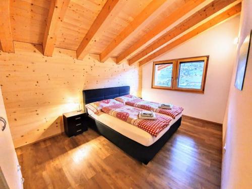 um quarto com uma cama num chalé de madeira em Chalet Eigernordwand em Grindelwald