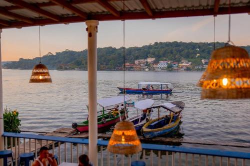 due barche sono ormeggiate in un molo sull'acqua di Hotel Sabana a Flores