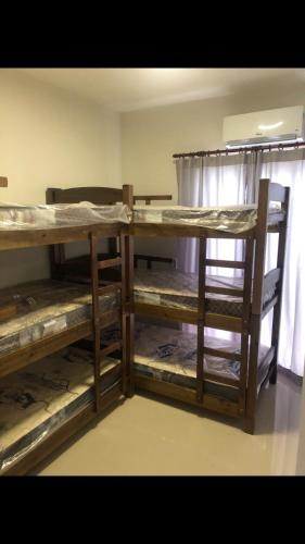 - un ensemble de lits superposés dans une chambre dans l'établissement Apartamento aconchegante em frente à praia., à Ubatuba