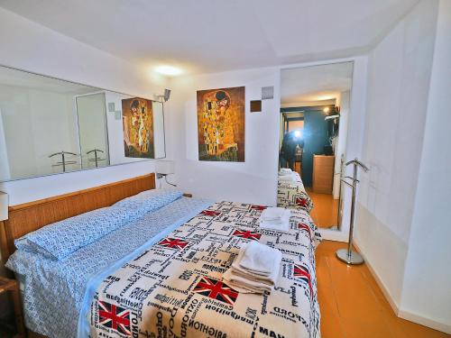 Schlafzimmer mit einem Bett und einem Spiegel in der Unterkunft Casa del pescatore a 100m dal mare 011016-LT-0569 in Lerici