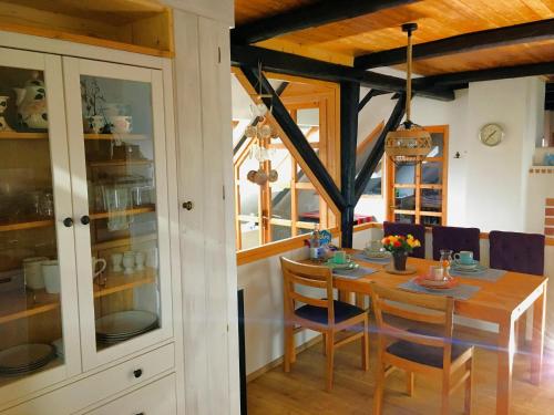 Rinteln-Loft mit E-Auto-Ladestation في رنتلن: مطبخ وغرفة طعام مع طاولة وكراسي