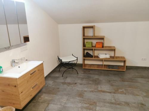 y baño con lavabo y espejo. en Großzügige 80m² Wohnung in ruhiger Lage, en Vorderhornbach