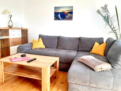 a living room with a couch and a coffee table at STADTOASE moderne Wohnungen mit Balkon, Komfort und Ruhe, Für Monteure geeignet, Free WiFi in Frankenberg