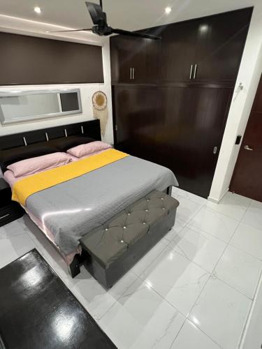 a bedroom with a bed with a black headboard at CASA PALOMA 2 EN SEGUNDA PLANTA CERCA DE AEROPUERTO Y CENTRO COMERCIAL in Chetumal