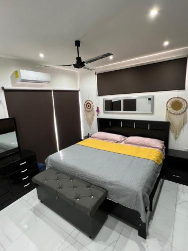 a bedroom with a large bed and a ceiling fan at CASA PALOMA 2 EN SEGUNDA PLANTA CERCA DE AEROPUERTO Y CENTRO COMERCIAL in Chetumal