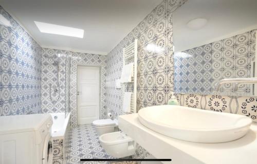 ナポリにあるLe terrazze di Chiaiaのバスルーム(バスタブ、トイレ、シンク付)