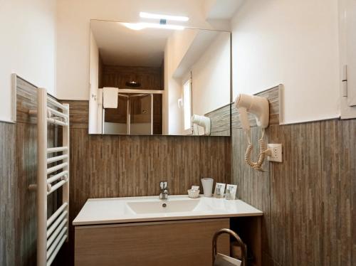 A bathroom at Appartamenti Borghetto San Donato 105