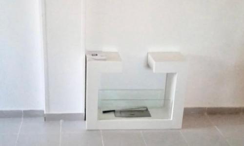 ein weißes Waschbecken in einem weißen Zimmer mit einer Theke in der Unterkunft Casa con jardín y terraza 3 dormitorios in Los Alcázares