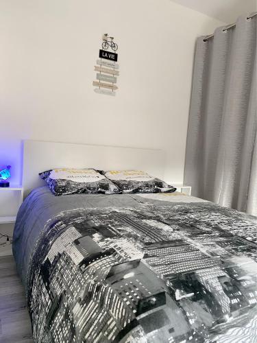 - une chambre avec un grand lit et une couverture de bâtiment dans l'établissement Appartement chaleureux à Alfortville, à Alfortville