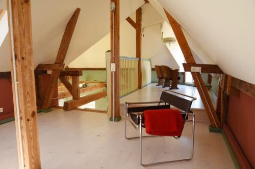 Habitación con mesa y sillas en un ático en Forsthaus Lelkendorf / Ferienwohnung en Lelkendorf