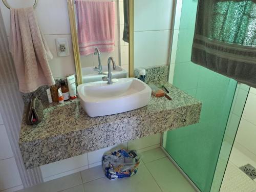 encimera con lavabo y espejo en Casa de Praia do Vanderlei, en Palhoça