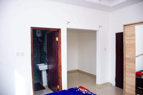 ein Bad mit WC und Waschbecken in einem Zimmer in der Unterkunft Jobz Luxury Rental - White Villa in Brufut