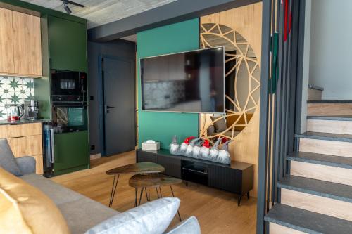 salon z zielonymi ścianami i schodami w obiekcie To Je To apartamenty w mieście Maniowy