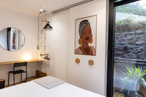 a bedroom with a bed and a window at Dark Studio in São Roque