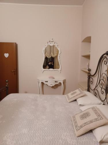 - une chambre avec un lit avec un miroir et une table dans l'établissement B&b Rosy, à Burago di Molgora