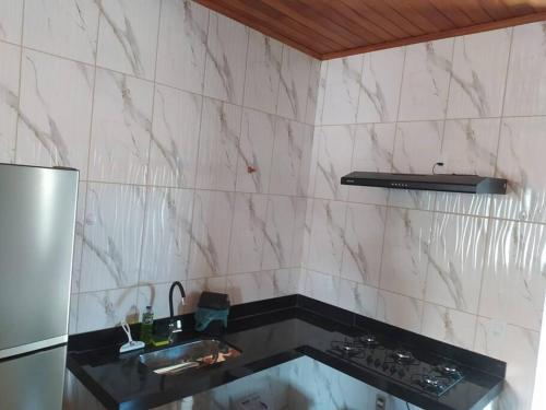 eine Küche mit einer Spüle und einem Kühlschrank in der Unterkunft Casa Almeida in Tiradentes
