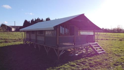 una casa su una roulotte in un campo di Camping à la ferme - Hébergements insolites a Cerisy-la-Forêt