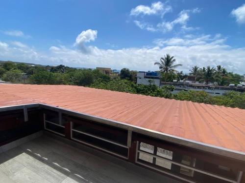 un techo de un edificio con techo rojo en Beautiful apartment in the heart of Puerto Ayora, en Puerto Ayora