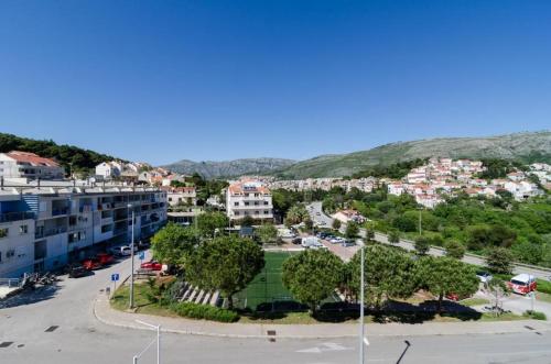 eine Luftansicht einer Stadt mit Gebäuden und Bäumen in der Unterkunft Apartment Stella Polaris in Dubrovnik