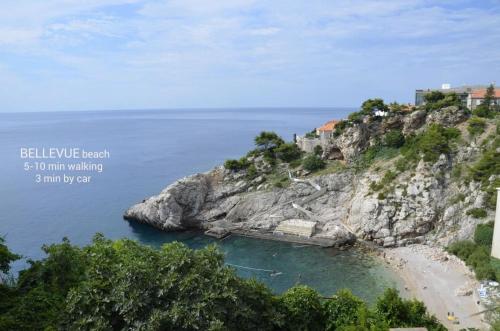 eine Insel im Wasser neben einem Strand in der Unterkunft Apartment Stella Polaris in Dubrovnik