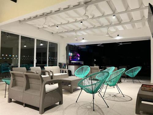 Hotel TACALOA INN EXPERIENCE في ريكورت: غرفة معيشة مع كراسي وطاولة وكراسي