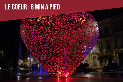 une grande statue de cœur rouge dans une rue de la ville dans l'établissement Quartier Cathédrale Centre, Wifi et Parking - Zen Appart, à Troyes