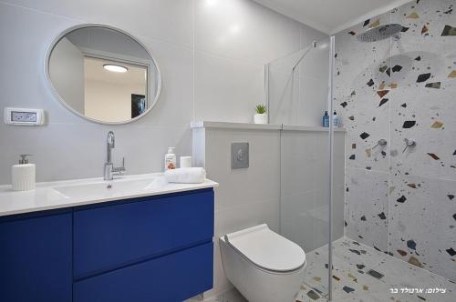 A bathroom at אחוזת שקד בוטיק - מתחם פרטי 3 חדרי שינה, בריכה מחוממת , ג'קוזי ונוף בגליל המערבי