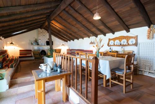 uma cozinha e sala de jantar com mesa e cadeiras em Casa Rural La Capellania em Granadilla de Abona