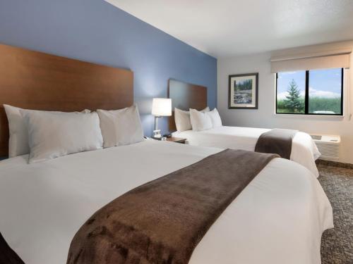 um quarto de hotel com duas camas e duas janelas em My Place Hotel-Bozeman, MT em Bozeman