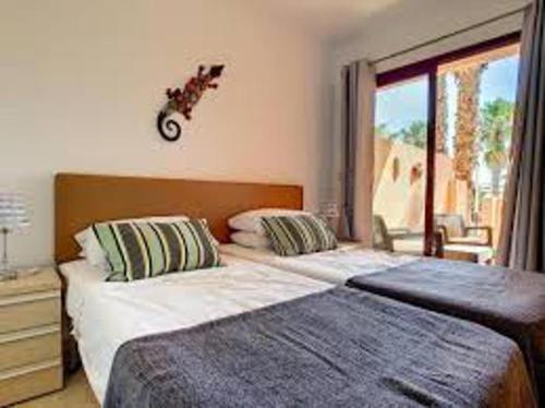 En eller flere senger på et rom på Lovely 2 Bed Apartment in Los Alcazares