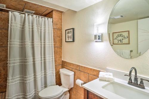 y baño con aseo, lavabo y espejo. en Quiet Studio Suite about 6 Mi to Downtown Parker, en Parker