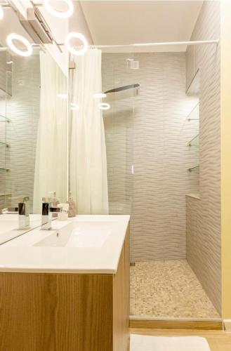 a bathroom with a white sink and a shower at Eine Wohnung für den perfekten Urlaub !!! in Quarteira