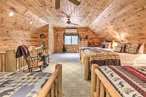 Voodi või voodid majutusasutuse Phelps Cabin on 26 Acres with Fire Pit! toas