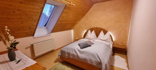 a bedroom with a bed with a wooden ceiling at Apartment Mittelpunkt - Kaufmann in Sankt Stefan ob Leoben