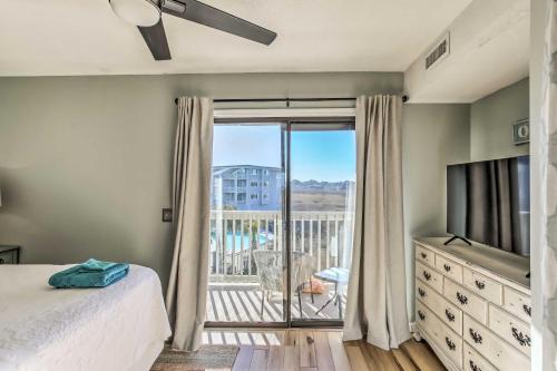 卡罗来纳比奇Condo with Pool Access - Walk to Beach!的一间带床、电视和阳台的卧室