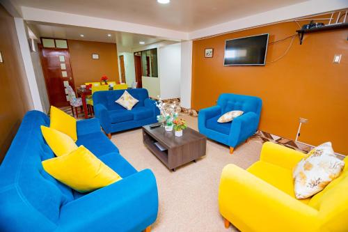 Ein Sitzbereich in der Unterkunft Departamentos KIRI para familias o empresas que viajan en grupo cerca al Aeropuerto Juliaca