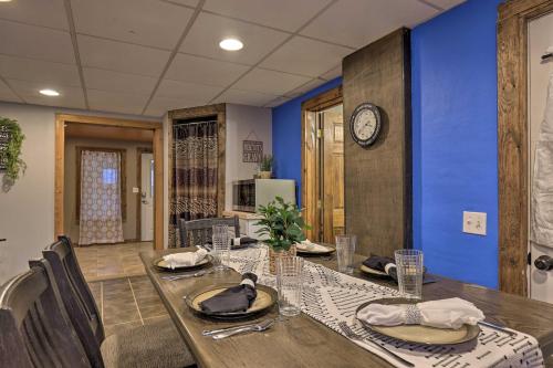 Una televisión o centro de entretenimiento en Deck and Hot Tub Pet-Friendly Seneca Lake Home!
