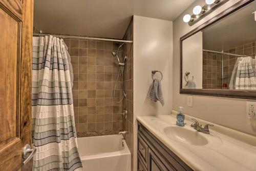 y baño con bañera, lavabo y espejo. en Pet-Friendly Seneca Lake Home with Private Deck, en Ovid