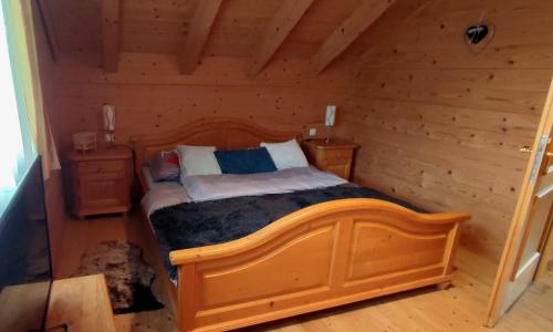 a bedroom with a wooden bed in a log cabin at Ferienhütten Zimmermann in Spital am Semmering
