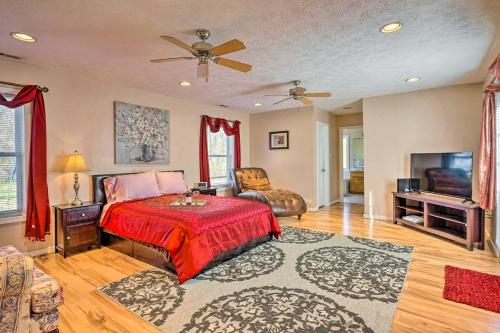 una camera da letto con un letto con un copriletto rosso di Prince George Getaway Near Historic Sites! a Prince George