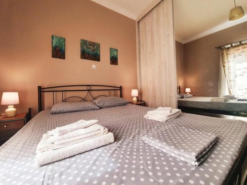 A bed or beds in a room at Ilias' cosy and relaxing apartment