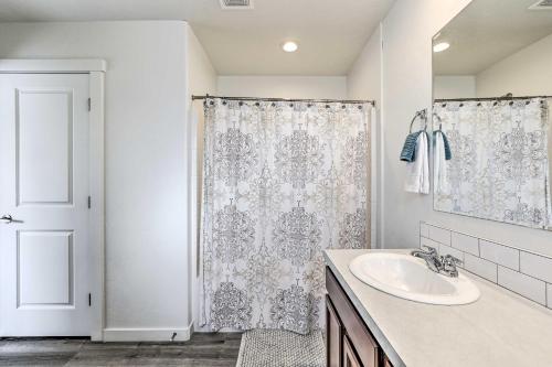 un bagno con lavandino e doccia di Nampa Townhome about 18 Mi to Downtown Boise! a Nampa