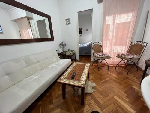 sala de estar con sofá blanco y mesa en Lugar encantador en Recoleta en Buenos Aires