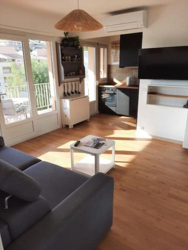 un salon avec un canapé et une table dans l'établissement Emplacement idéal. Centre ville et plages., à Cavalaire-sur-Mer